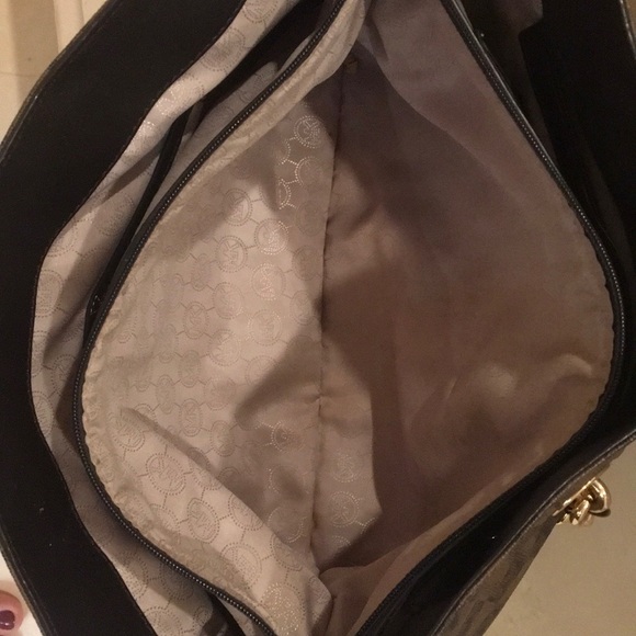 Large Michael Kors Tote - Picture 5 of 8
